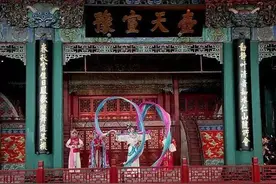 宫里过大年 皇帝也看戏图片