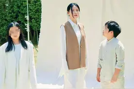 50岁李英爱龙凤胎儿女露面，在400坪豪宅拍大片，院子比公园都大图片