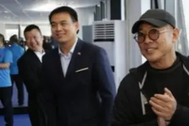 李连杰终于现身了，摘下帽子犹如老头！妻子利智风韵犹存图片