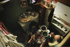 蜗居美国唐人街的华人，男女混住无隐私，美国真的是天堂吗？图片