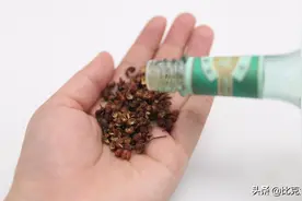 花露水滴在花椒上，放进衣柜里，解决家里烦恼事，方法真棒图片