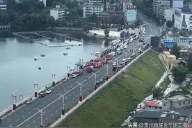 贵州安顺市一辆公交车坠入虹山湖水库，内有高考学生图片