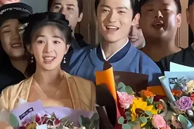 张含韵被爆恋情，两人手牵手步行，男方竟是“五竹叔”图片