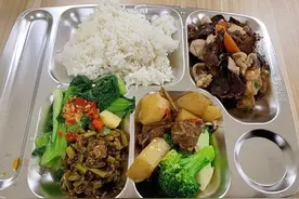 广东护士晒食堂餐，份量足，种类多，网友称一周胖8斤也要做同事图片