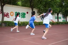 小学生上体育课跑步骨折，校方赔偿8万，网友：趁早取消体育课吧图片
