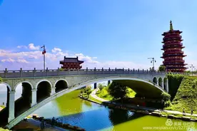 洛阳夏日高温难耐，蓝色白云下，洛河瀍壑朱樱真壮观图片