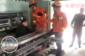 喊妻子关机器，妻子没听到，丈夫手掌瞬间被压成“肉饼”图片