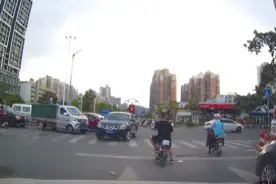 发生轻微事故后，先等交警过来，还是先进行挪车？小心做错被罚图片