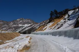 云南香格里拉至四川乡城公路大雪山隧道与公路雪害图片