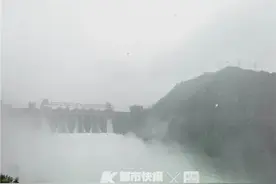 新安江水库加大至7孔泄洪！现场有很多鱼从泄洪口喷出，提醒：鱼再大，也没有生命大图片