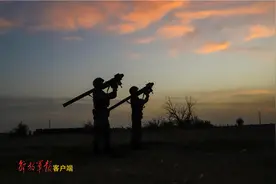 一组夕阳下的剪影带你领略防空兵的雄姿图片