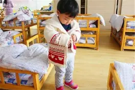 冬季给孩子穿衣服，这样的方式最不可取！会让孩子受累、还受罪图片