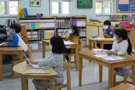 大学教授怒批“家长接送”行为，迟早会毁掉孩子，家长：少管闲事图片