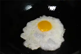 酱油荷包蛋这样做，我能多吃3碗饭，鲜嫩又多汁，出锅就被抢光光图片
