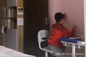 一组孩子独立写作业的照片火了，家长：和我家娃一模一样！图片
