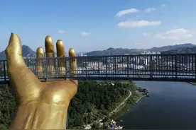 贵州最奇葩的一座桥：投资十亿建成，被两只金色大手抬起桥面图片