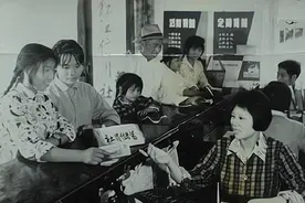 60年代“悬案”：女会计携全厂工资消失，21年后在水泥地里发现图片