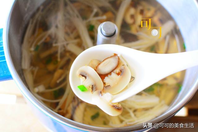 家里的墨鱼干不知道怎么吃？加上菌菇一起炖个汤，太鲜了