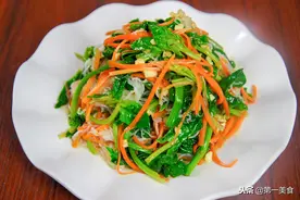 厨师长把菠菜和粉丝拌在一起，味道特别鲜美，真正的农家凉拌菜图片