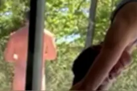 糗大！纽约州长弟弟疑在老婆做瑜伽时赤身出镜，惨被眼尖网友认出图片