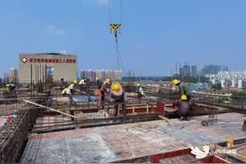 记者小哥哥实力出镜 “扎钢筋”到底多酸爽？图片