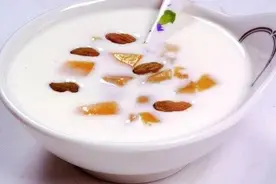 肠胃不好的人，到底喝酸奶好还是牛奶好？营养师：你可能选错了图片