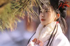 室外古风古装拍摄红色披风图片