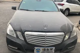 这辆报价11万的奔驰E260L，车顶中弹车内刀砍，网友：社会我X哥图片