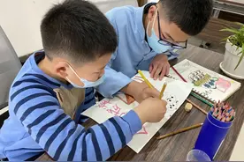 ​兄弟俩齐上阵 ：“疫”路走来，我们同在！图片