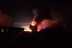 突发！京哈高速两车追尾，一辆货车起火，拉载的一辆轿车被烧毁！现场火光冲天、浓烟滚滚图片