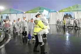 “有人抱警啦！”图片