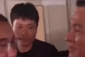 刘德华一个举动，暖哭中年男粉丝，不愧是长红39年的超级偶像图片