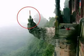 武当上的龙头香有多危险？数百年来无数人因此丧生，如今禁止上香图片