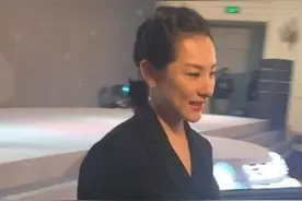 刘璇二胎后露面，小腹滚圆略显臃肿，网友：这才像生完娃的样子图片