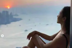 49岁黎姿罕秀美腿！意外曝光豪宅绝佳视野，厕所都能观维港美景图片