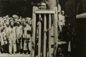 晚清刑场照片：就地正法前的犯人面露凶光，浸猪笼的女子满是绝望图片