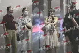 李小璐一家三代同框，8岁甜馨长腿吸睛超活泼，身高已到妈妈下巴图片