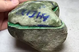 朋友花1200买下的翡翠原石，切开之后商家的眼都直了图片