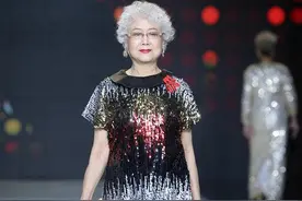 70岁武汉奶奶登台走秀9年！她穿婚纱走T台，还曾参加北京时装周图片