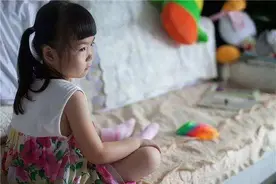 "你妈妈只要弟弟"，一句玩笑竟害死一个孩子，逗孩子请适可而止图片