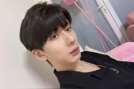 英雄联盟手游首个最强王者诞生，官方发文祝贺，牌面十足图片