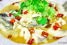 厨师长分享地道酸菜鱼，汤汁鲜香又开胃，鱼片嫩白又不腥图片