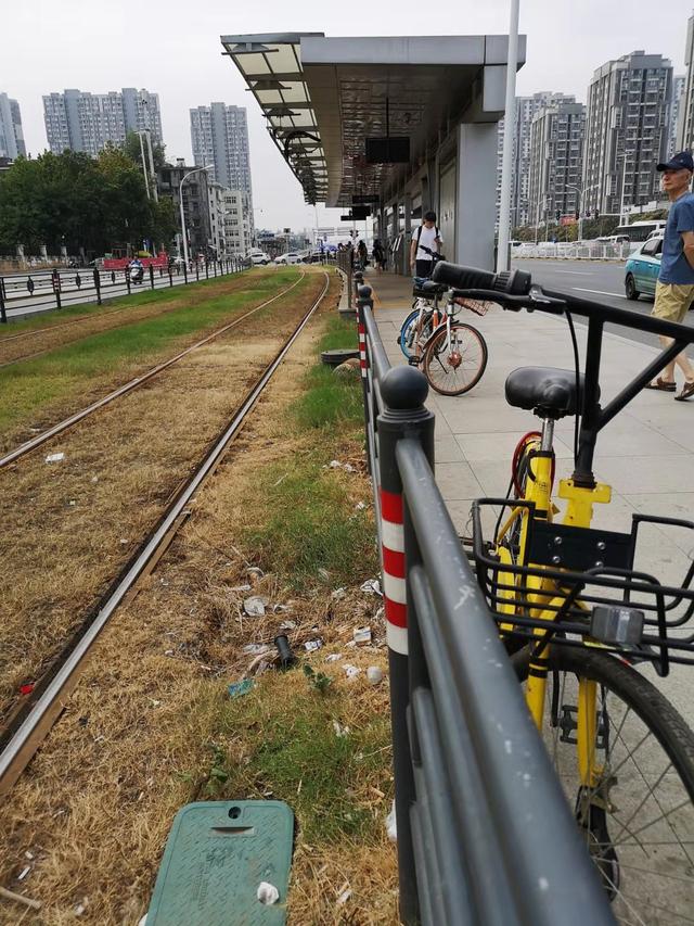 武汉东湖新技术开发区关南园路段脏乱差