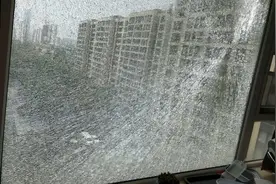 交付才3年的精装修小区，杭州业主凌晨吓懵：玻璃窗裂成这副样子图片