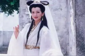 65岁赵雅芝晒白素贞飞行自拍，网友调侃：女神拿的是自拍杆吧图片