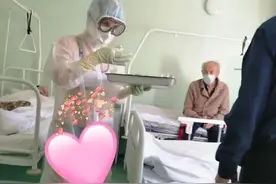 嫌防护服太热，俄罗斯一线抗疫女护士穿比基尼上班被约谈图片