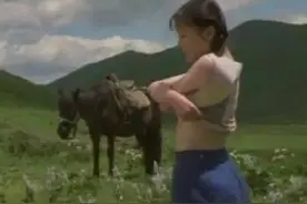 李小璐晒跳舞视频，手放胸前风尘味浓厚，网友：不忍直视图片