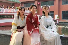 当老师遇上“汉服”，数学老师是翩翩公子，历史老师成“喜剧人”图片