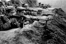 山洞里的越军打白旗投降，解放军喊话：先把武器扔出来图片