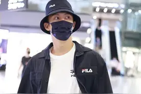 黄景瑜气场太足，穿白T搭黑色短衬衫，手臂青筋暴起男子气概爆棚图片